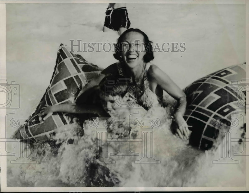 Load image into Gallery viewer, 1937 Press Photo Mrs William Radford Coyle Junior and Son Vacationing In Bermuda
