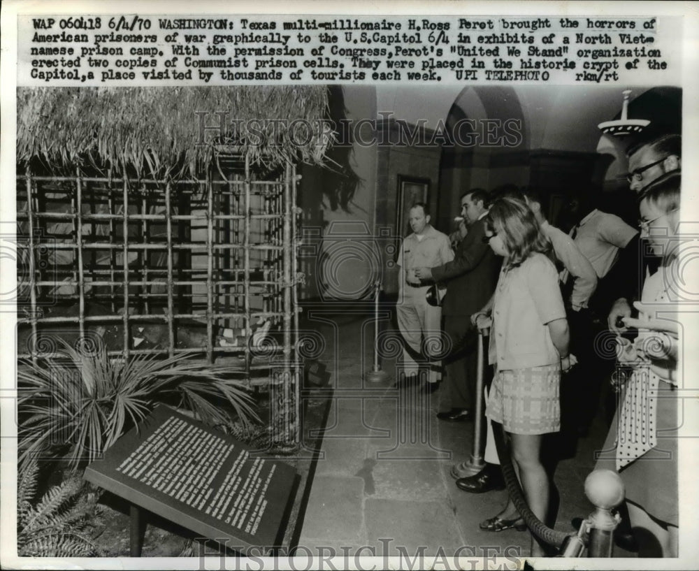 1970 Press Photo Ross Perot Makes North Vietnamese Prison Camp Exhibit- Historic Images