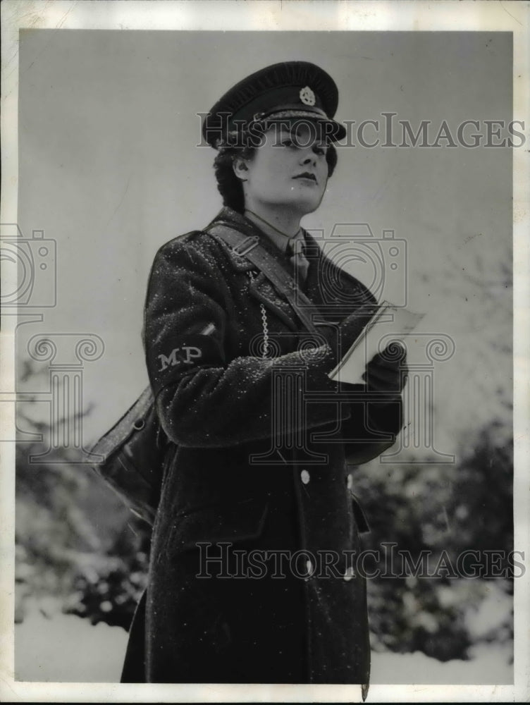 Load image into Gallery viewer, 1942 Press Photo Trixie Ovel Newly Trained Military Policewoman
