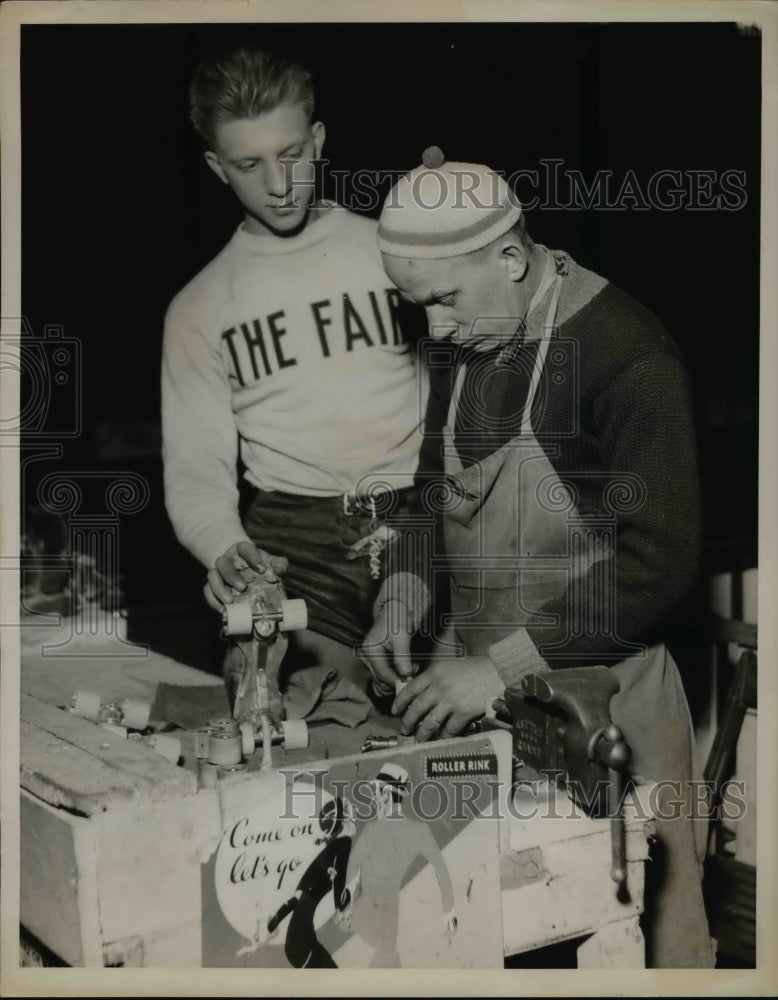 Load image into Gallery viewer, 1936 Press Photo Wes Aaronson and Bill Hemming working on a table
