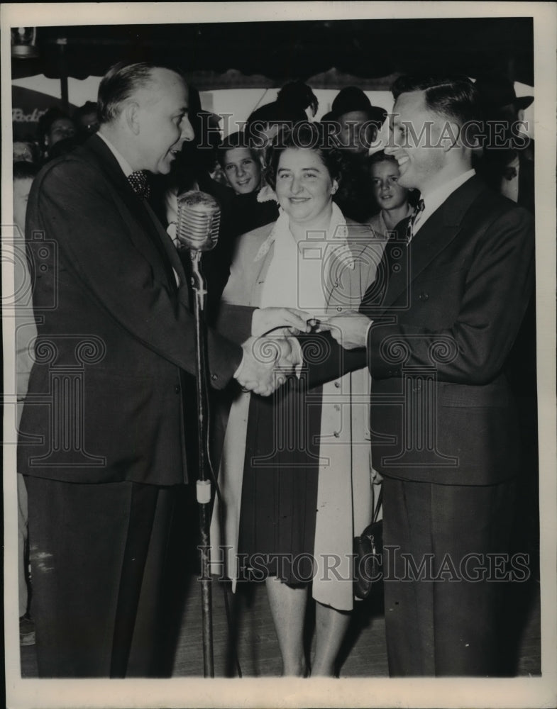 Load image into Gallery viewer, 1948 Press Photo Edward Tomasheski with his wife greeted by William Hayes
