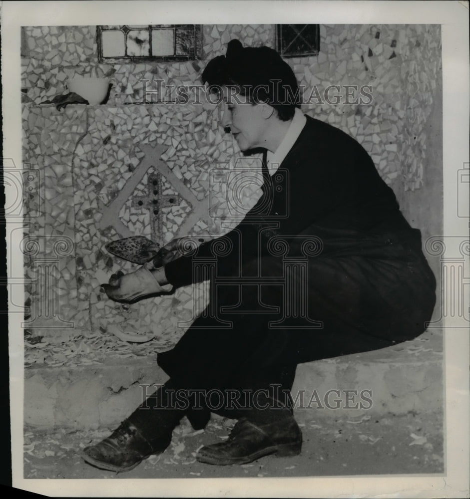 1950 Press Photo Mrs. Muff George works the interior of her chapel