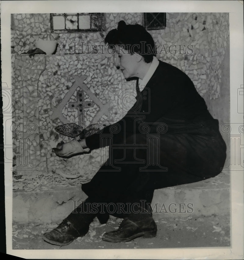 Load image into Gallery viewer, 1950 Press Photo Mrs. Muff George works the interior of her chapel
