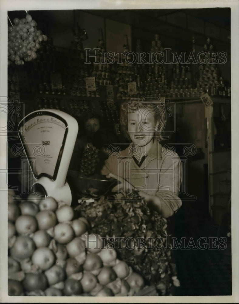 Undated Press Photo Ellen Sandford in London grocery store