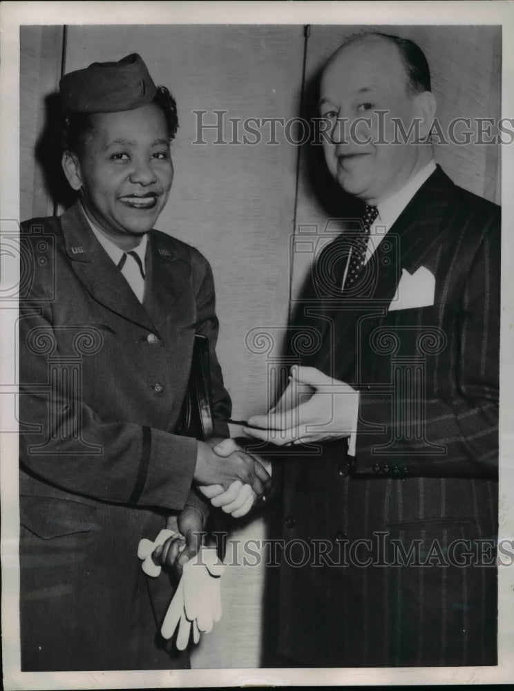 Load image into Gallery viewer, 1953 Press Photo Lt. Abbie Sweetwine and D.J. Goodlatte
