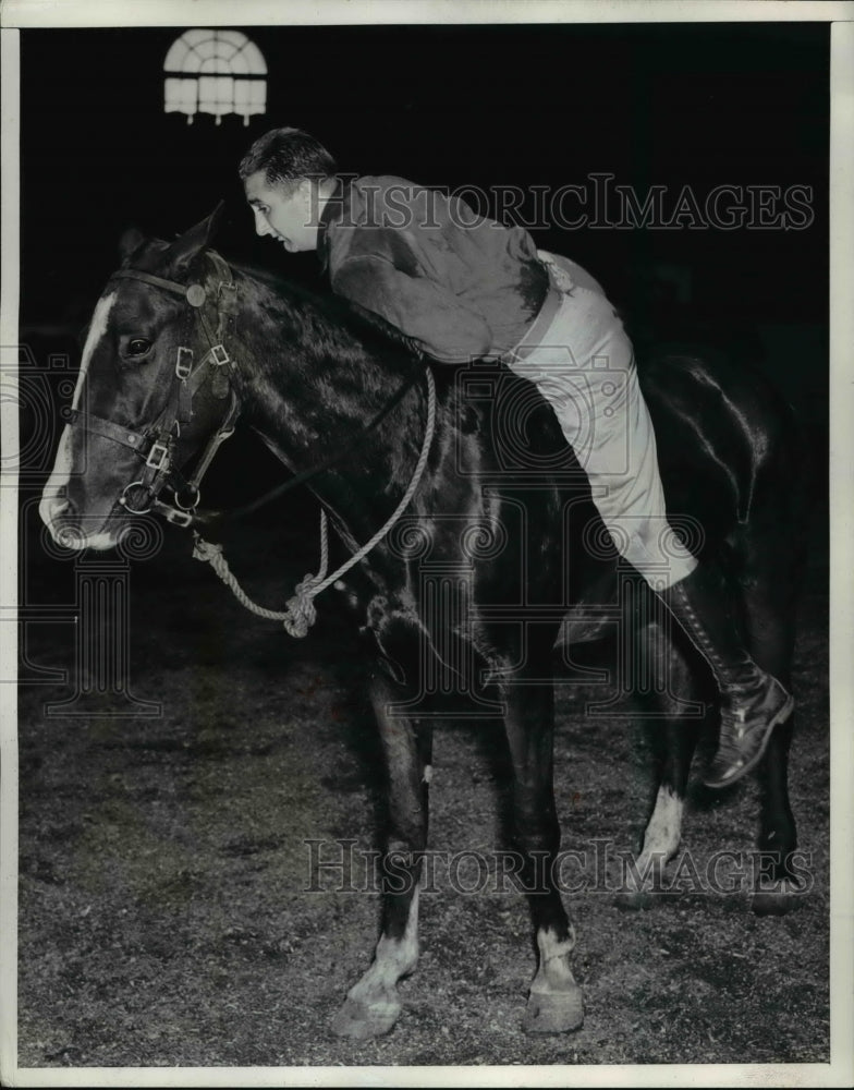 Load image into Gallery viewer, 1941 Press Photo Pvt. George M. Denning, as he goes up on his cavalry mount
