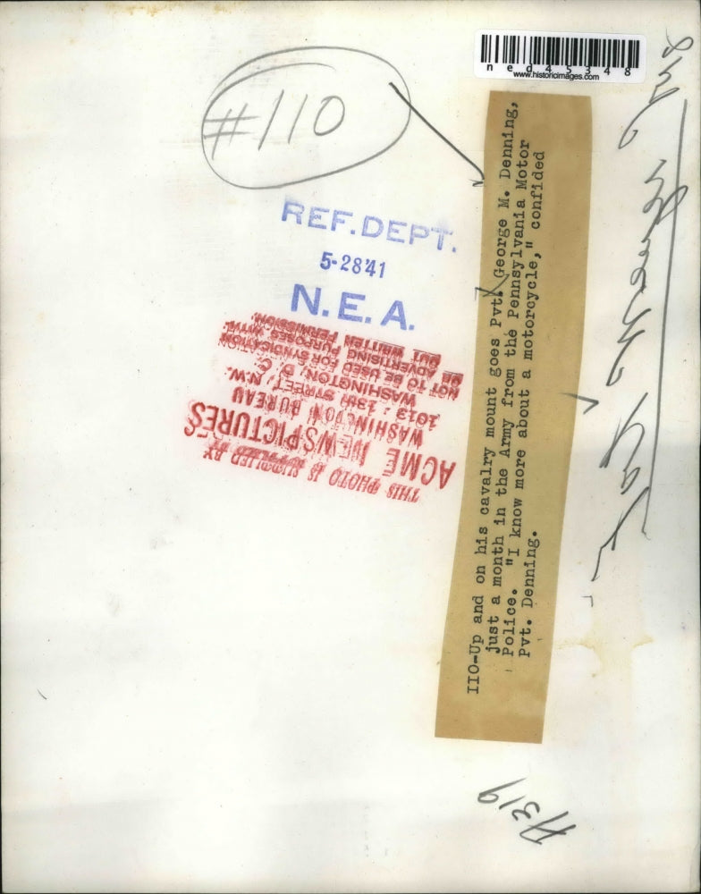 1941 Press Photo Pvt. George M. Denning, as he goes up on his cavalry mount