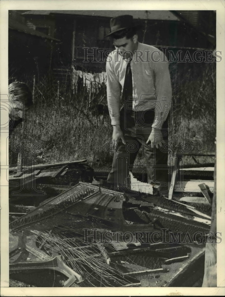 1940 Press Photo Rev. Howard Cook surveys the ruins of the fire