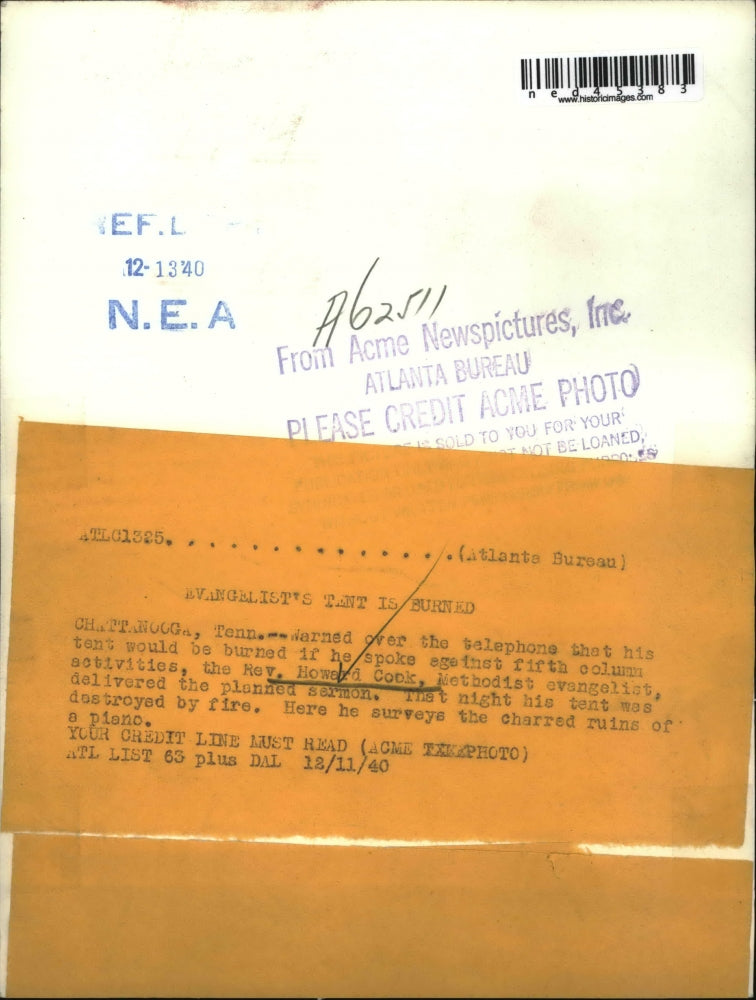 1940 Press Photo Rev. Howard Cook surveys the ruins of the fire