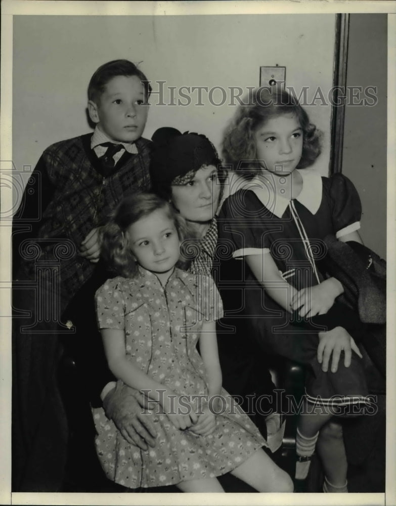 1938 Press Photo Mrs Schmader with her children, Michael, Grace and Muriel