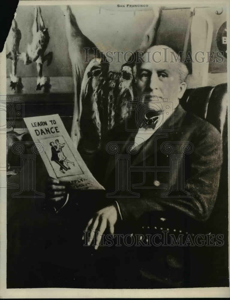 1927 Press Photo The way Austin Shaw revises his picture of Charles H Frye