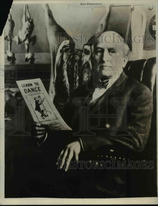1927 Press Photo The way Austin Shaw revises his picture of Charles H Frye