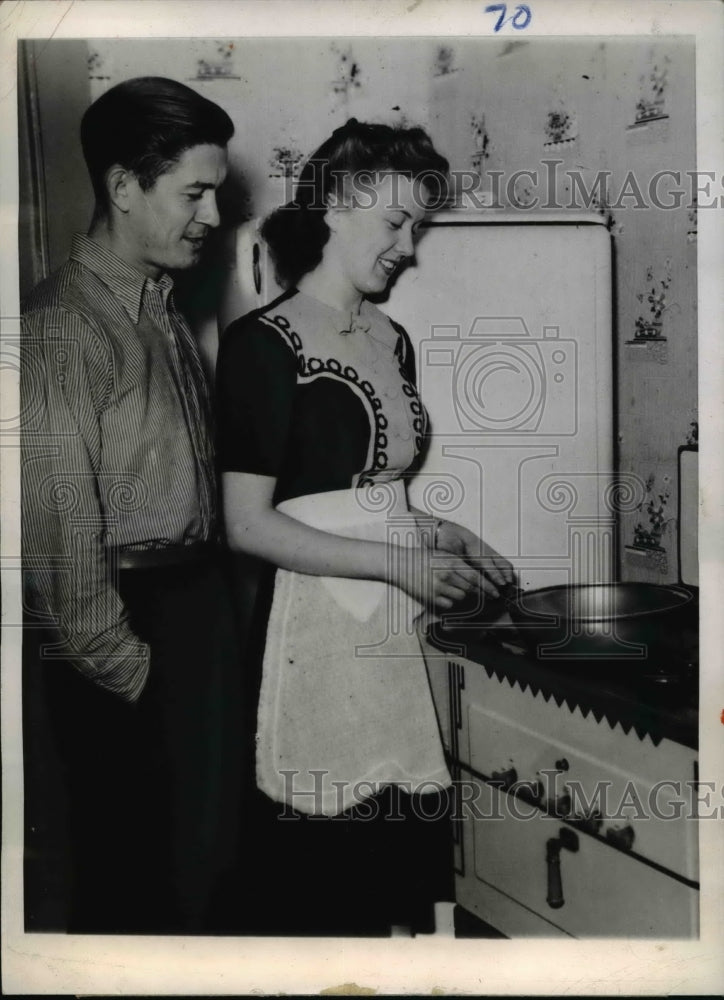 1945 Press Photo Milburn Henke and his wife, Iola Christensen- Historic Images