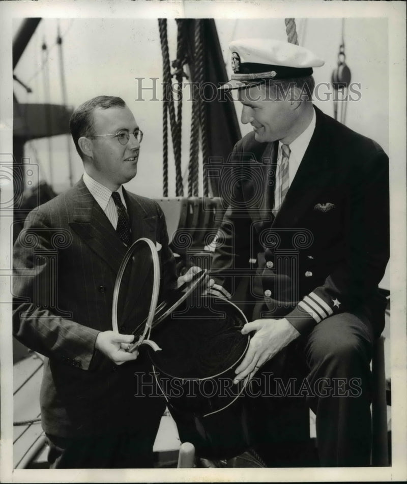 Load image into Gallery viewer, 1943 Press Photo Canned blankets made during wartime
