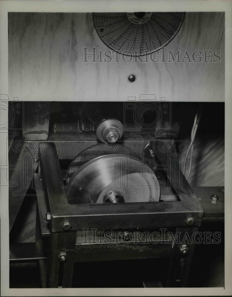 1945 Press Photo Momentum Drum Motor Point Of Current Shut Off