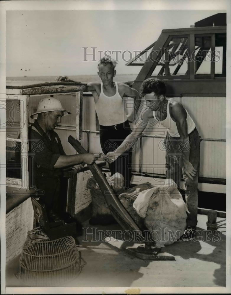 Load image into Gallery viewer, 1939 Press Photo Tin Box Cash Transfer How Good The Handler Of Rakes And Tongs
