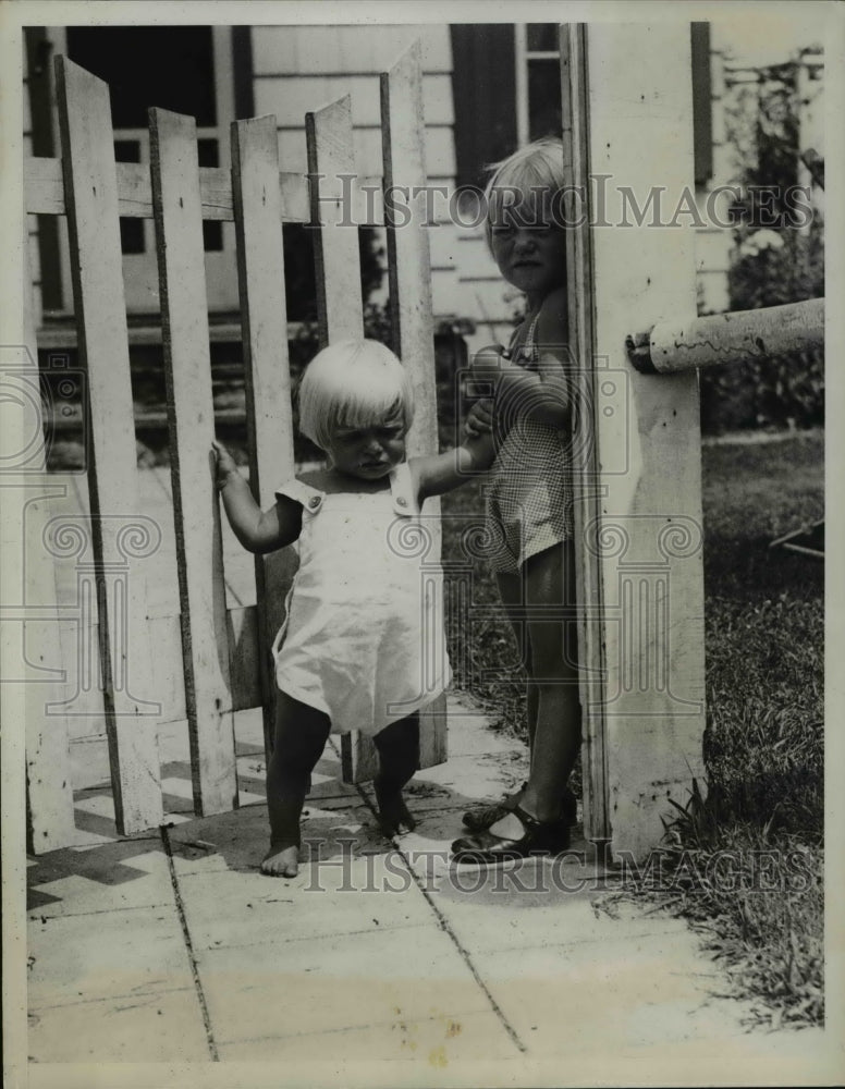 1934 Press Photo pictured at home in Harsdale NY are sue and Ruth Schwagerman