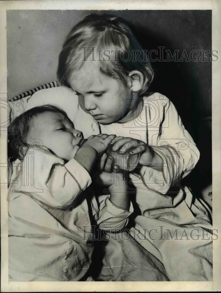 1942 Press Photo Siblings Found Covered with Mildew