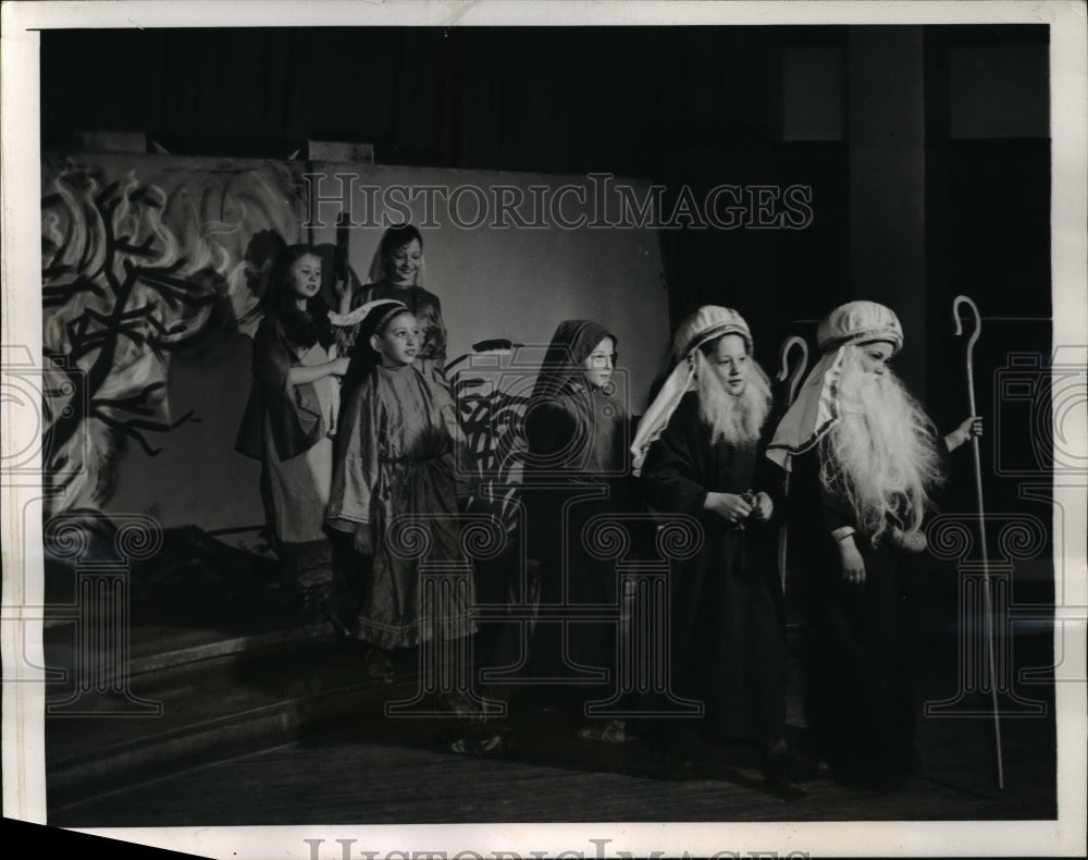 1945 Press Photo Pharoah bends at last to divine will and releases the - Historic Images