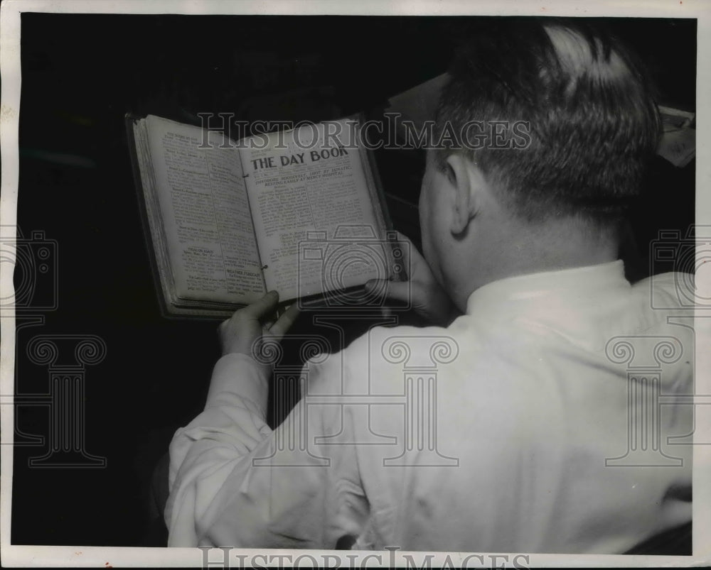 1955 Press Photo Walter Parker reading "The Day Book"
