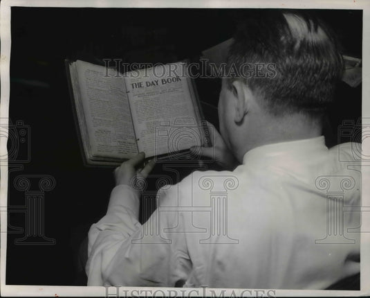 1955 Press Photo Walter Parker reading "The Day Book"