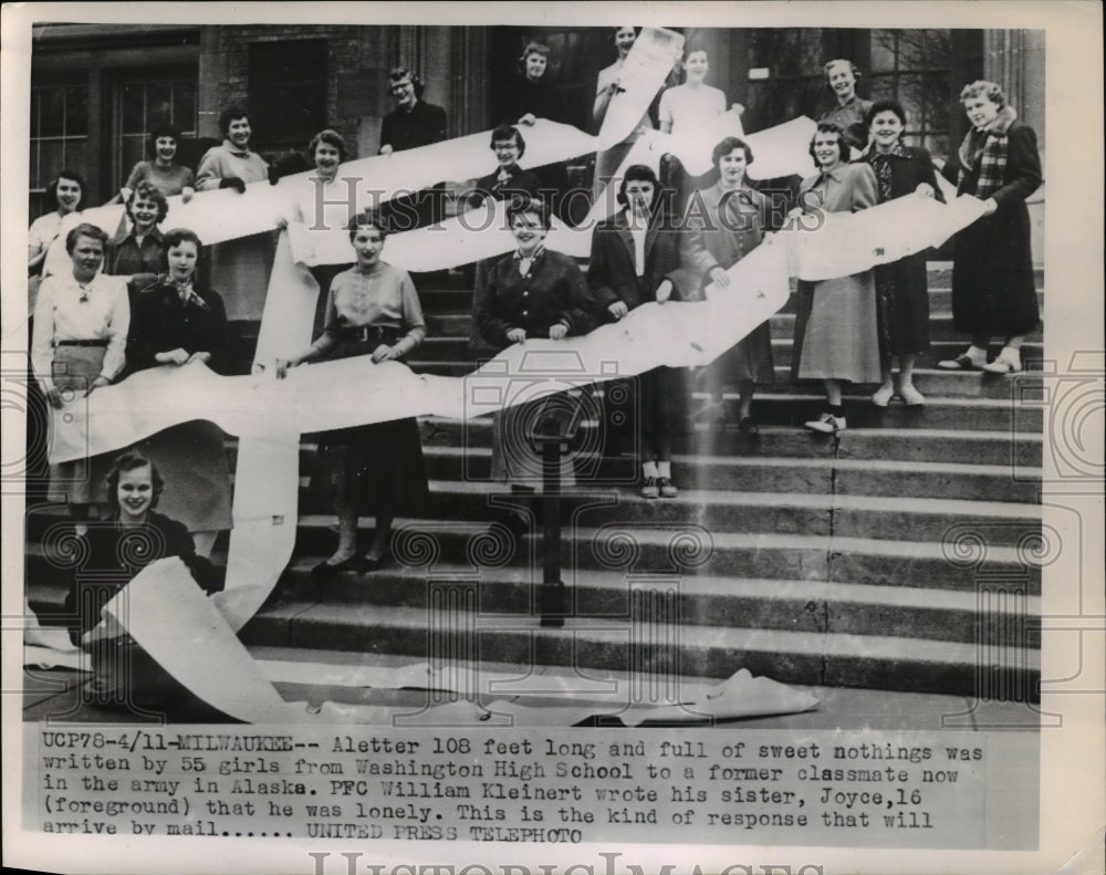 1952 Press Photo 55 Girls from Washington High School holding 108 feet letter