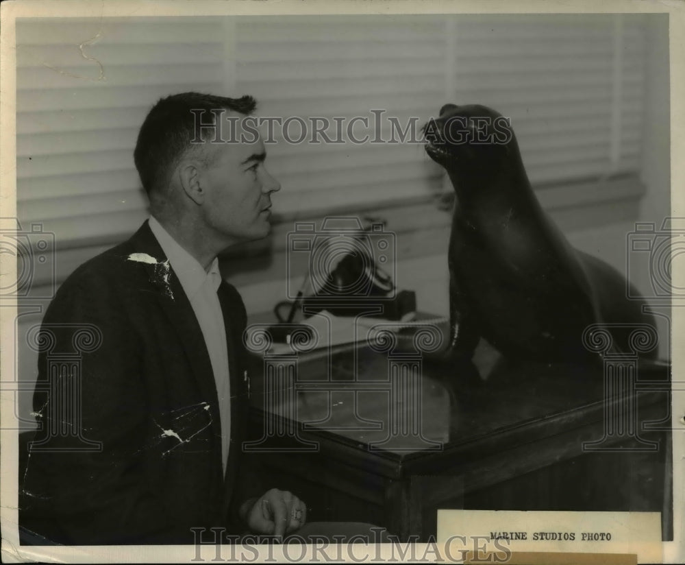 1958 Press Photo Director W. E. Relly of Cleveland Aquarium