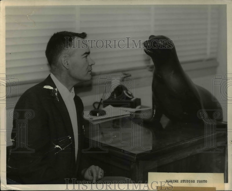 Load image into Gallery viewer, 1958 Press Photo Director W. E. Relly of Cleveland Aquarium
