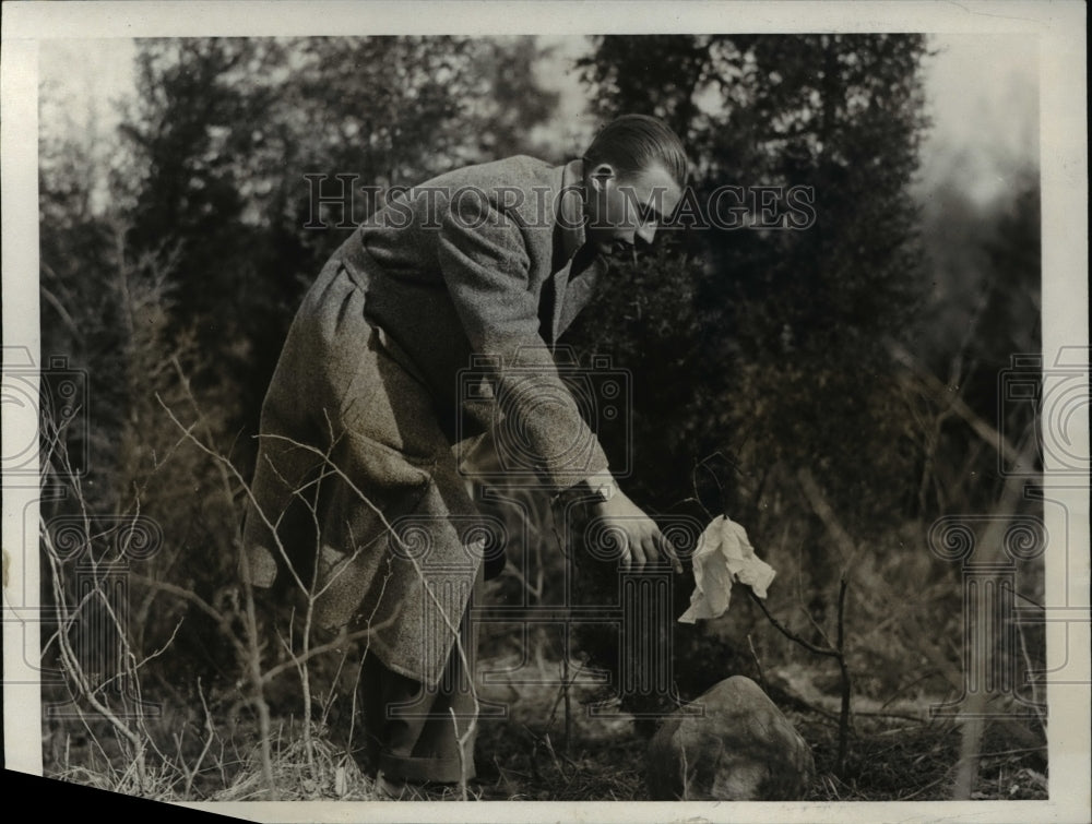 1931 Press Photo John Schutz is examining a 50 pound boulder which crushed
