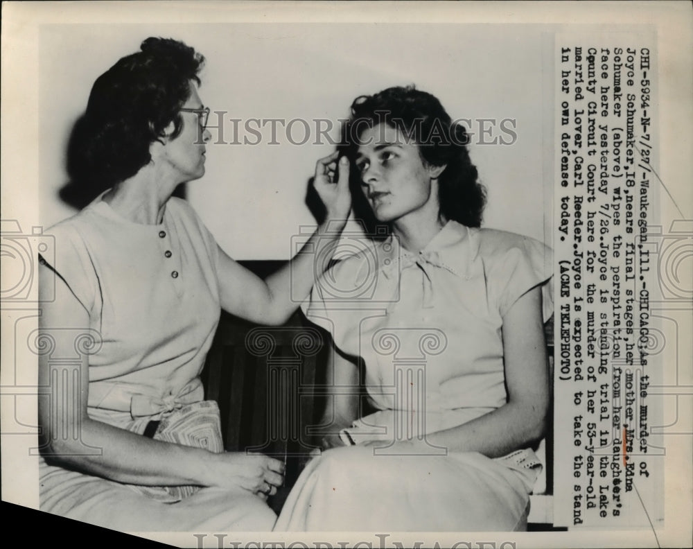 1949 Press Photo Illinois, Chicago, Mrs. Edna wipes the tears off of Joyce