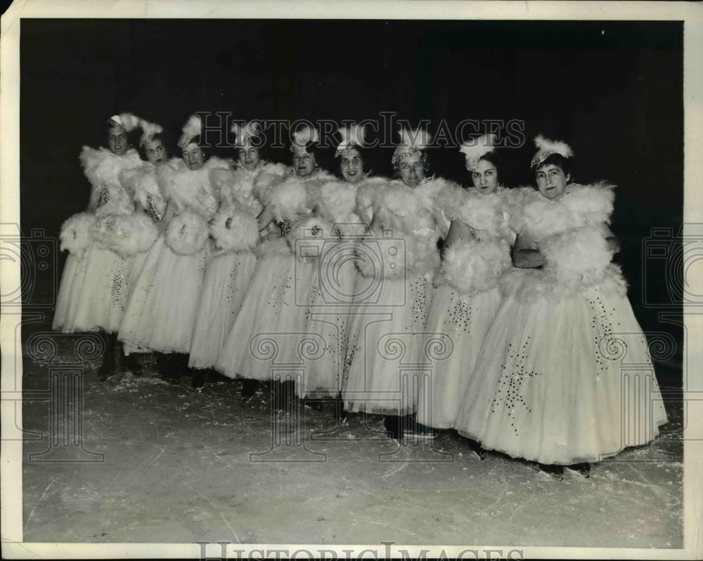 1936 Press Photo In New York City, a pageant is being held for the Bullevue