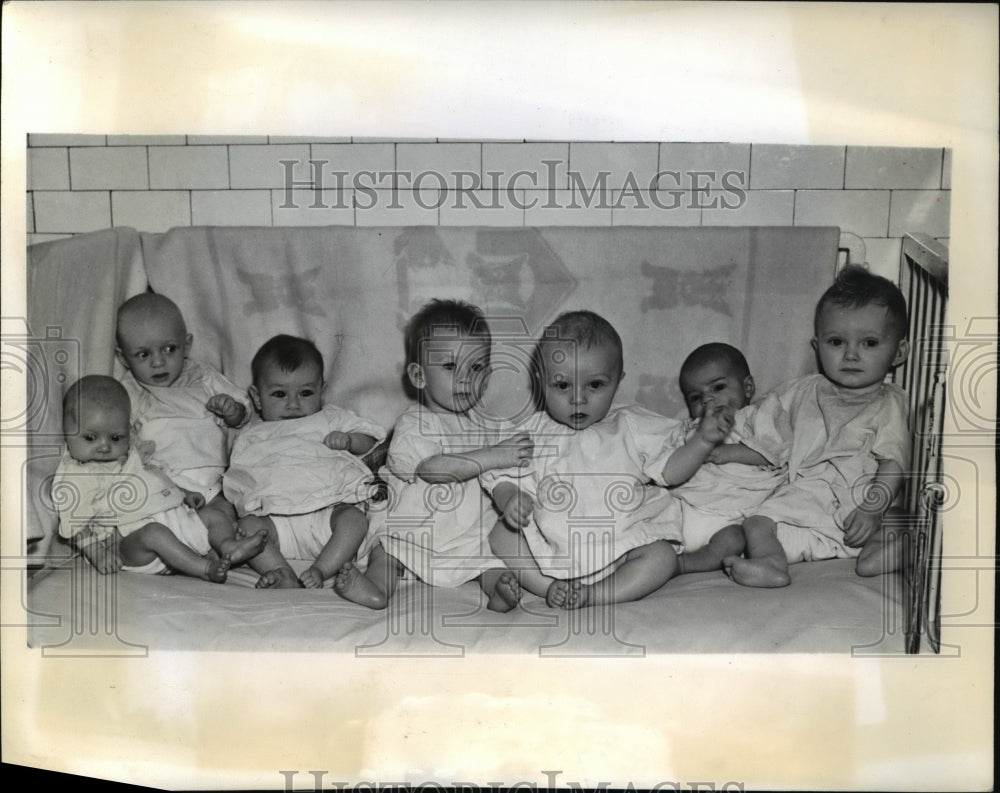 1942 Press Photo Seven infants in a crib in a Chicago orphanage