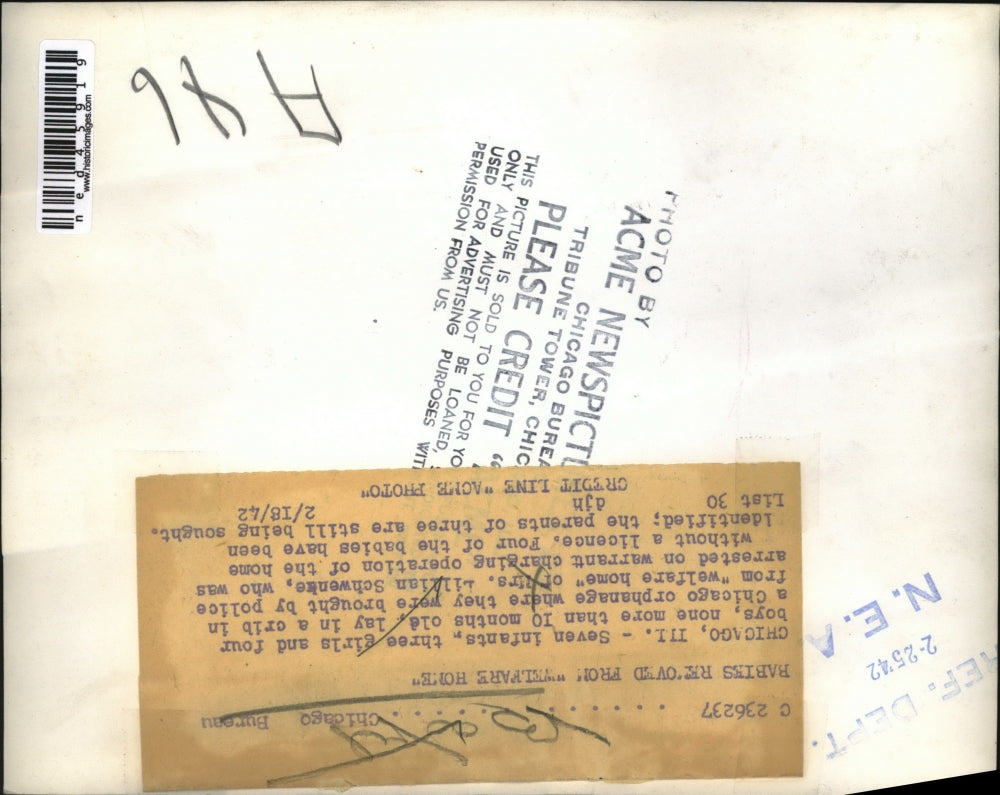 1942 Press Photo Seven infants in a crib in a Chicago orphanage