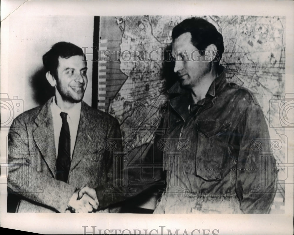 1951 Press Photo Leland Towers shakes hand with Homer Cox at a press conference
