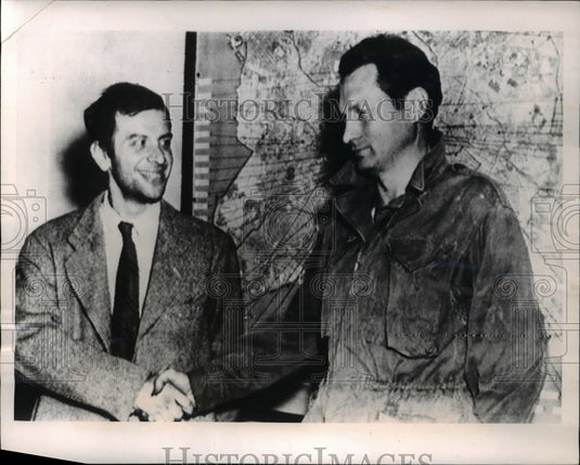 1951 Press Photo Leland Towers shakes hand with Homer Cox at a press conference