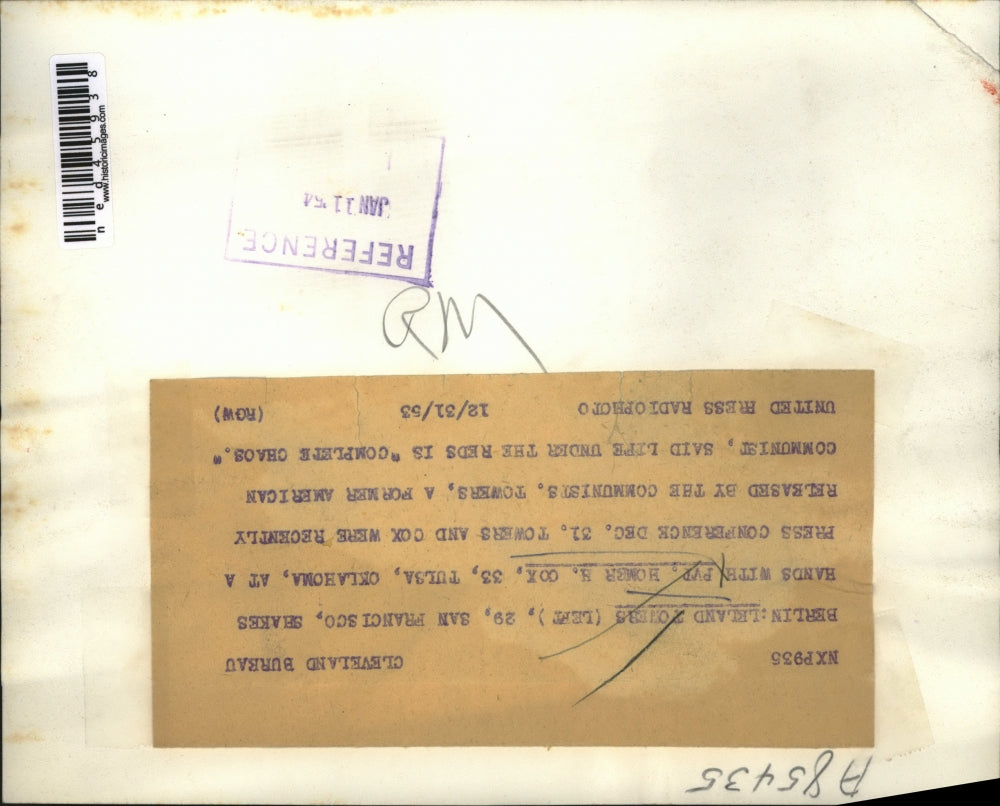 1951 Press Photo Leland Towers shakes hand with Homer Cox at a press conference