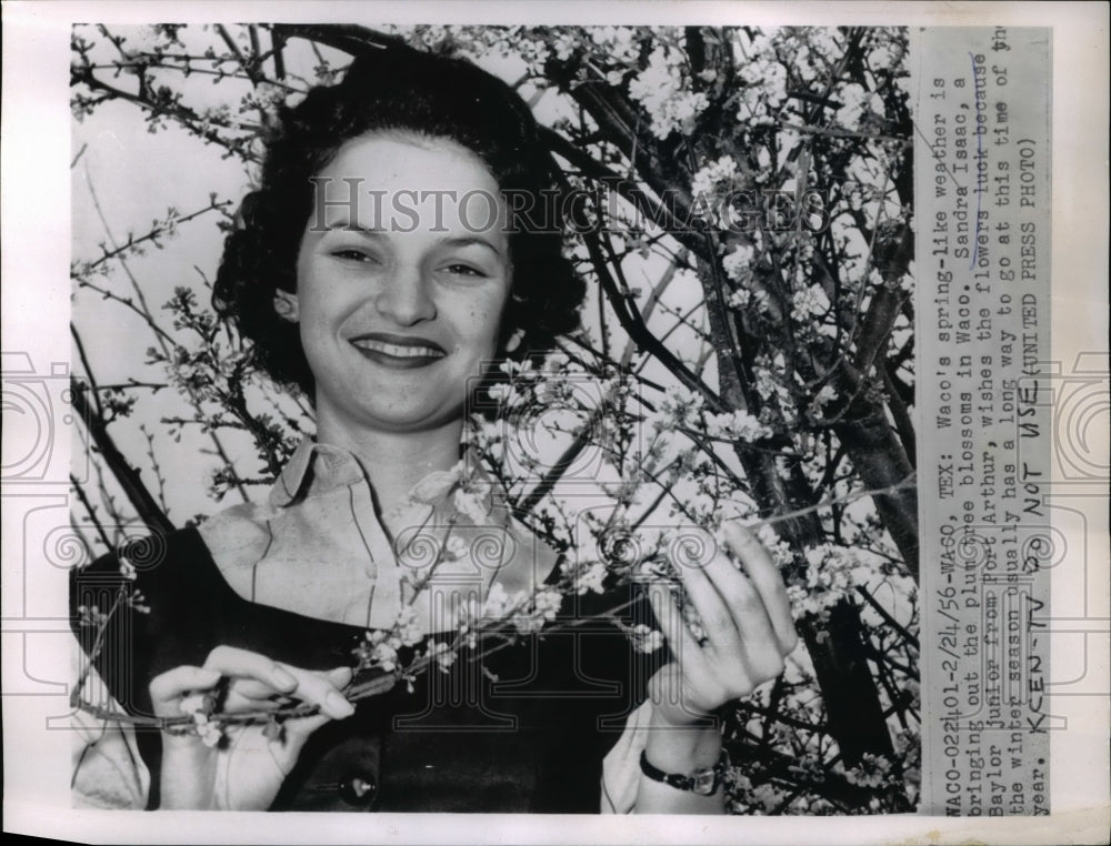 1956 Press Photo Sandra Isaac as she wishes the flowers luck