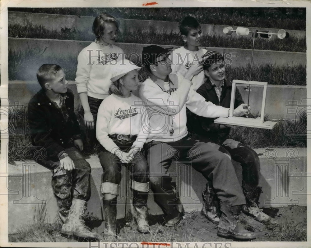 1955 Press Photo Mr. Andew Marke pointing to the wind indicator at the children- Historic Images