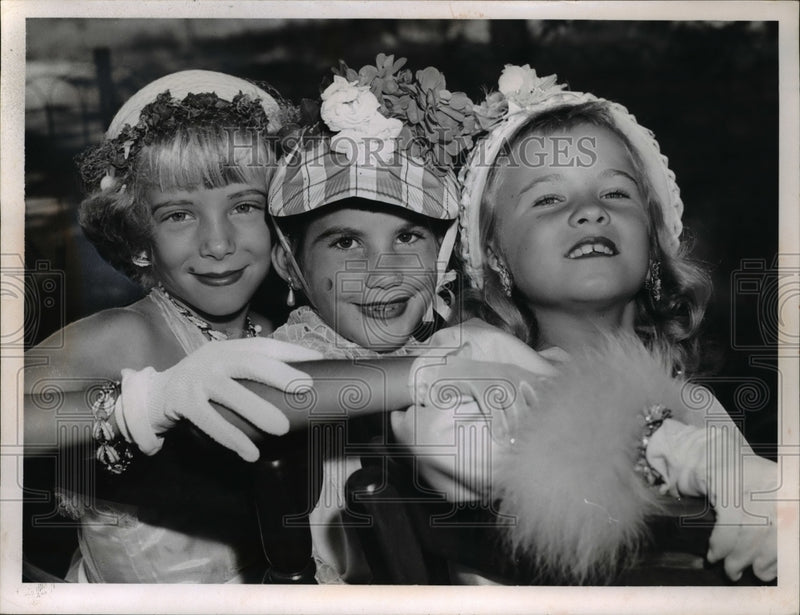 Load image into Gallery viewer, 1958 Press Photo Three little dressed up ladies
