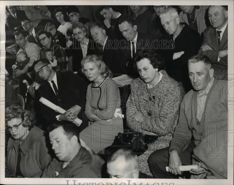 Load image into Gallery viewer, 1963 Press Photo Eastlake residents at public hearing on flood control project
