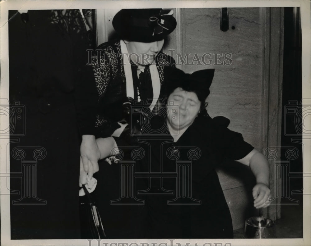 1938 Press Photo Mrs. William Barhorst as she broke down