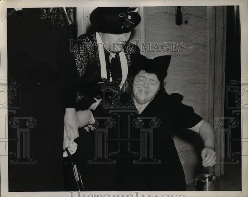 Load image into Gallery viewer, 1938 Press Photo Mrs. William Barhorst as she broke down
