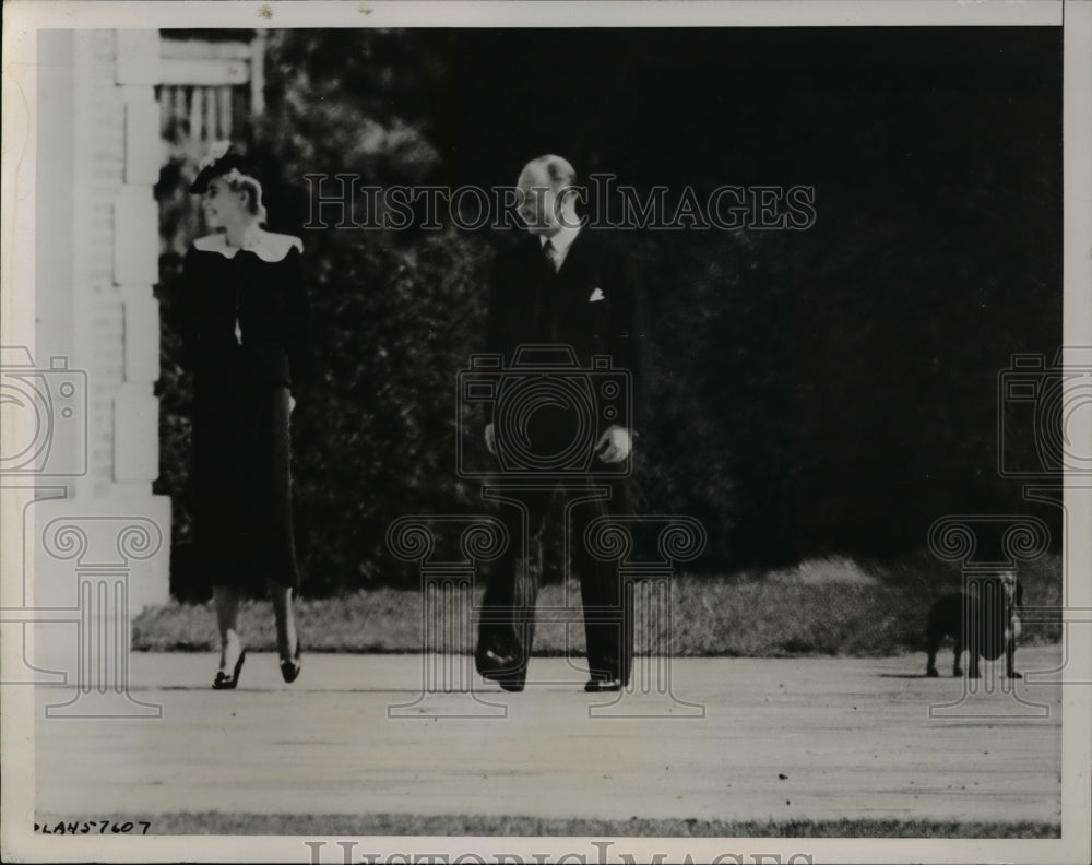 1938 Press Photo Countess Barbara Hutton Haugwitz-Reventlow as she left her home