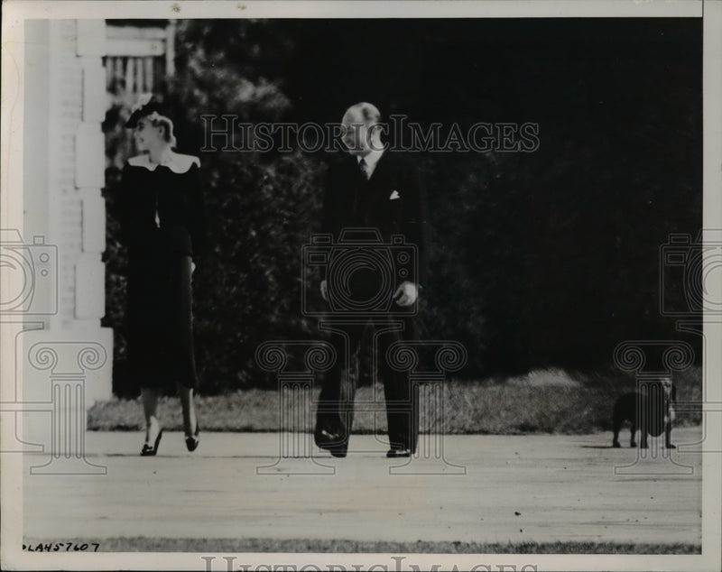 Load image into Gallery viewer, 1938 Press Photo Countess Barbara Hutton Haugwitz-Reventlow as she left her home
