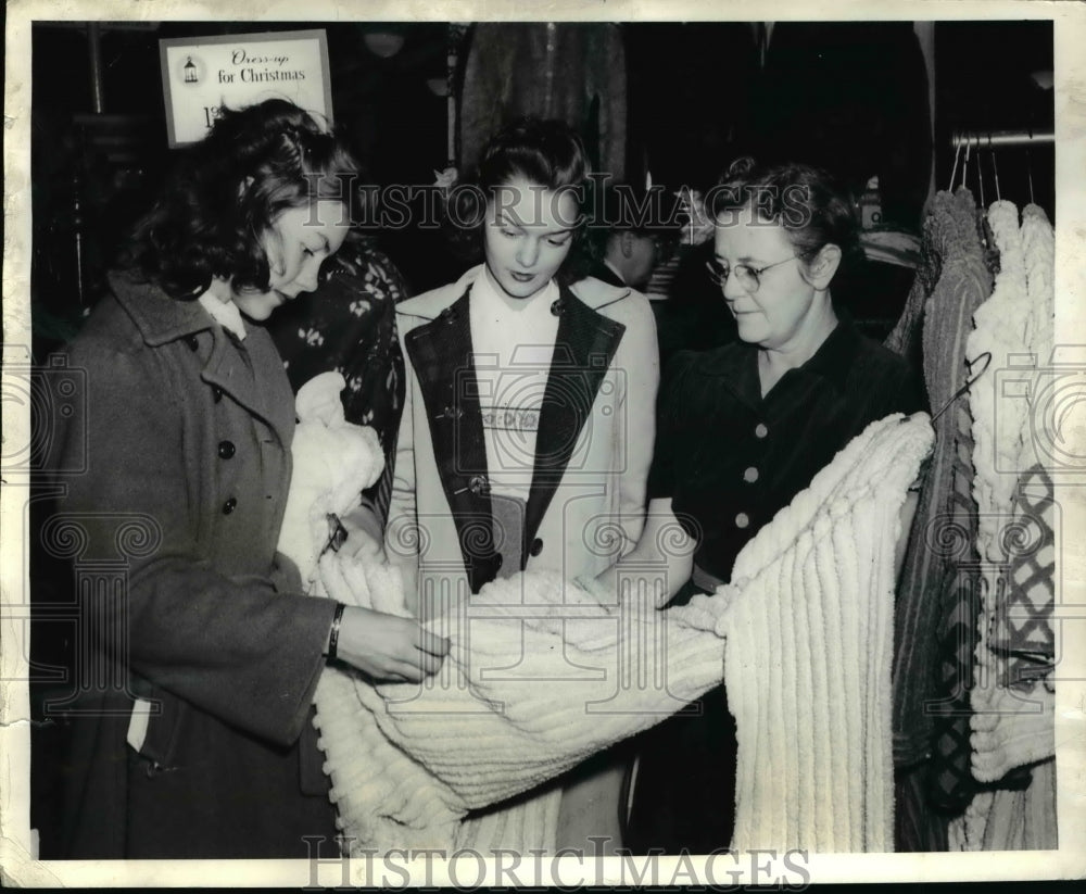 1941 Press Photo Joann McGhee and Catherine Bond learn how to care for chenille