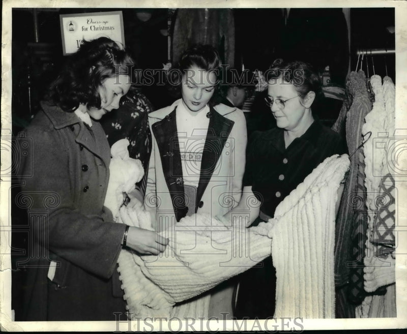 Load image into Gallery viewer, 1941 Press Photo Joann McGhee and Catherine Bond learn how to care for chenille
