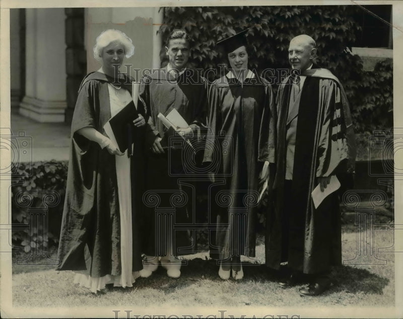 Load image into Gallery viewer, 1933 Press Photo Swarthmore College's Commencement Exercises
