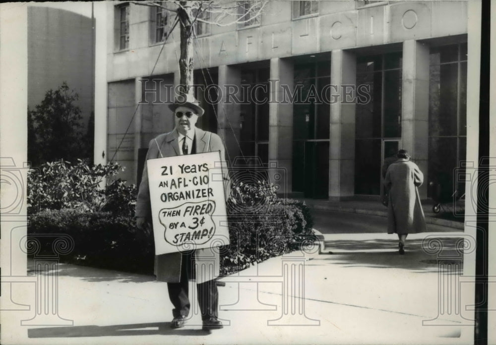 1958 Press Photo Former AFL-CIO Organizer, James P. Sweeney on Picketing