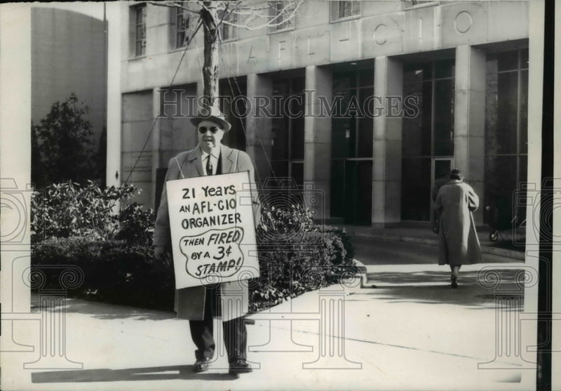 Load image into Gallery viewer, 1958 Press Photo Former AFL-CIO Organizer, James P. Sweeney on Picketing
