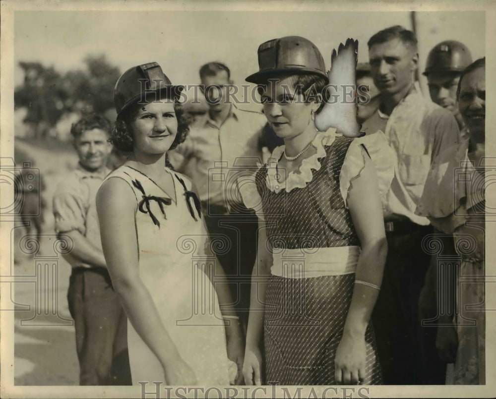 1933 Press Photo Mary Simon and Bertha Carloch wearing hard hats.
